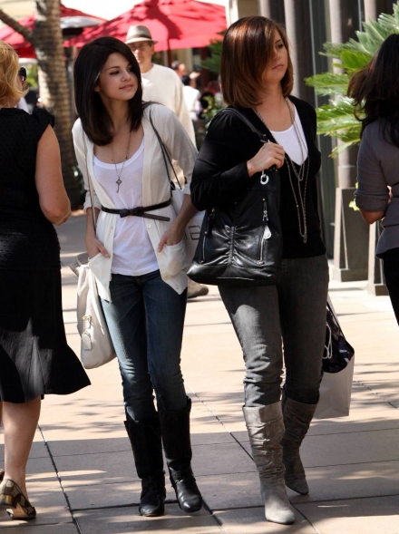 selena gomez dad and mom. Selena spends time with mom